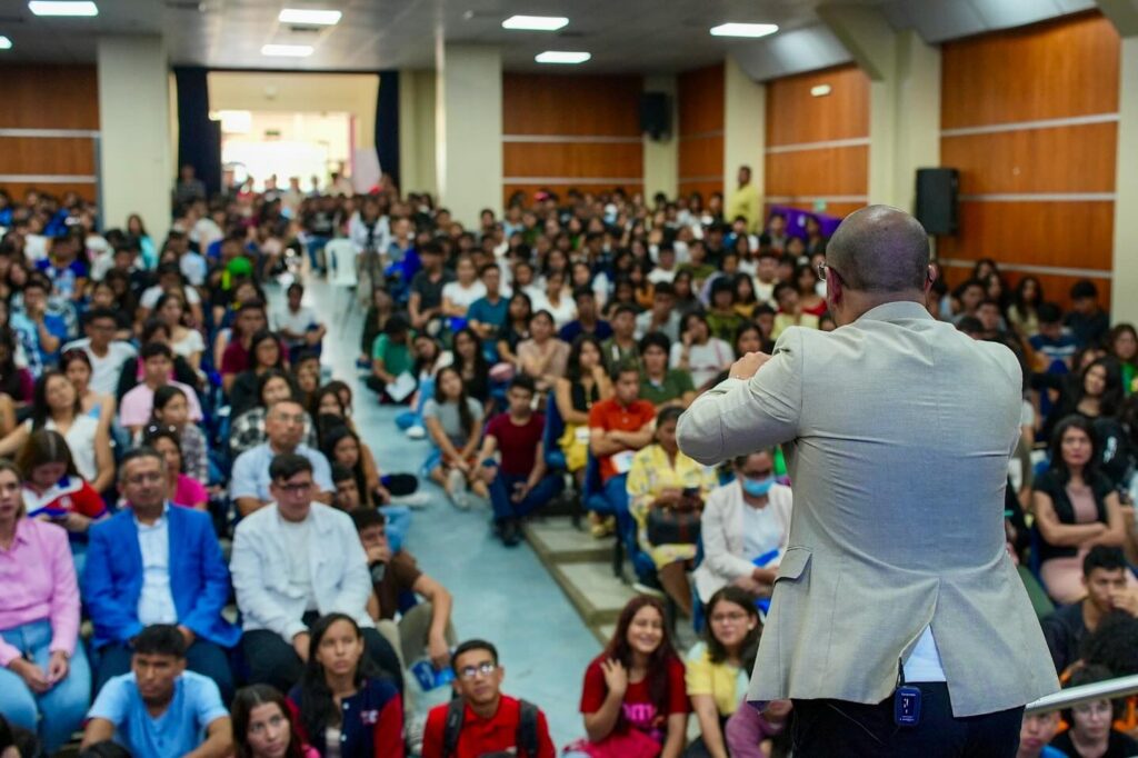 300 alumnos listos para ingresar a la universidad