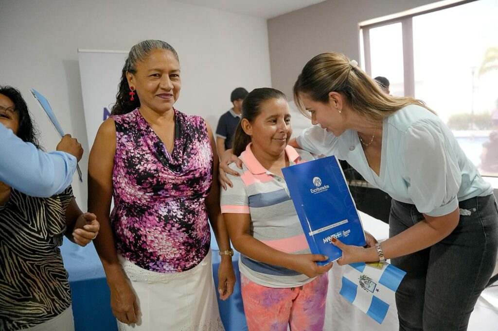 Entrega de escrituras en Manta